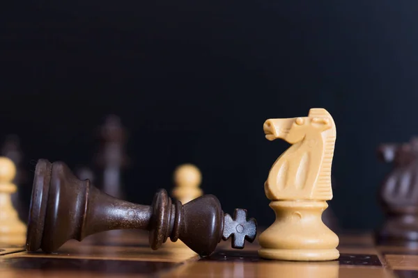 Ajedrez fotografiado en un tablero de ajedrez — Foto de Stock