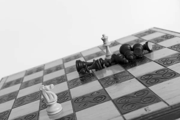 Échecs photographiés sur un échiquier — Photo