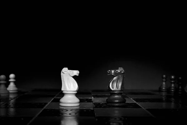 Échecs photographiés sur un échiquier — Photo