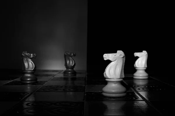 Échecs photographiés sur un échiquier — Photo