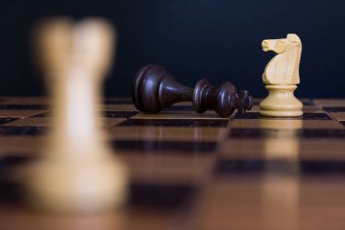 Satranç satranç tahtasında fotoğrafı