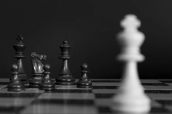 Ajedrez fotografiado en un tablero de ajedrez —  Fotos de Stock