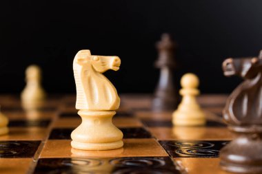 Satranç satranç tahtasında fotoğrafı