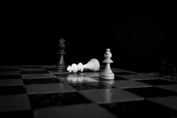 Шахматы сфотографированы на шахматной доске — стоковое фото