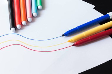 Kalemler ve renkleri bir tablo