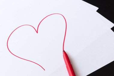 Bir tablo üzerinde renkli kalemler