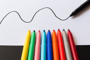 Bir tablo üzerinde renkli kalemler