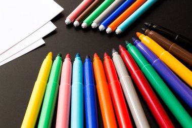 Bir tablo üzerinde renkli kalemler