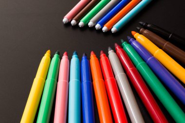 Kalemler ve renkleri bir tablo