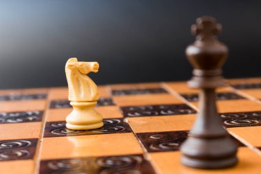 Satranç satranç tahtasında fotoğrafı