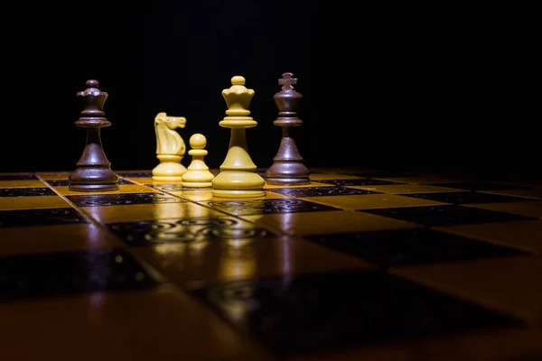 Chess fotograferad på ett schackbräde — Stockfoto