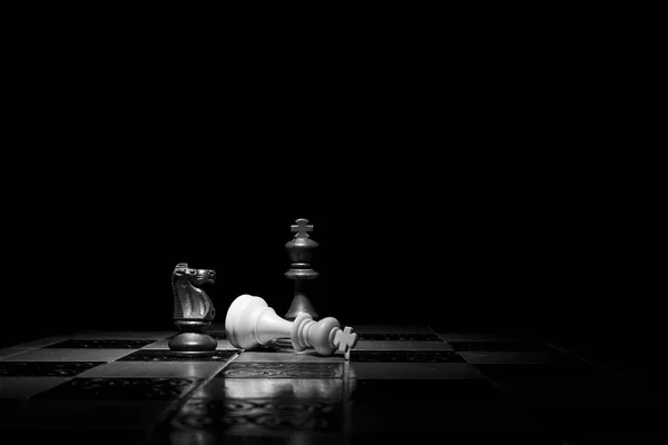 Échecs photographiés sur un échiquier — Photo