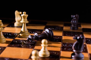 Satranç satranç tahtasında fotoğrafı