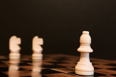 Satranç satranç tahtasında fotoğrafı