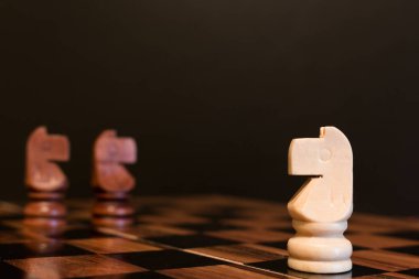 Satranç satranç tahtasında fotoğrafı