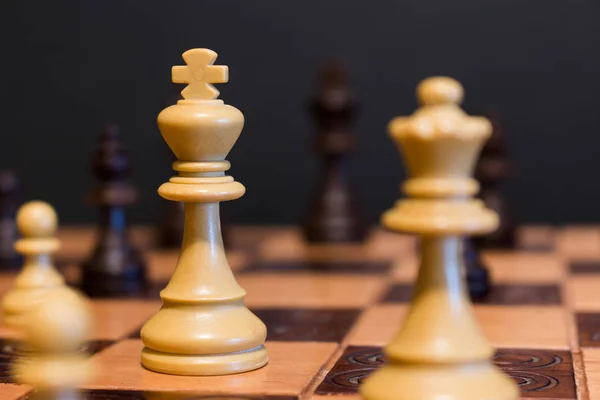 Шахматы сфотографированы на шахматной доске — стоковое фото