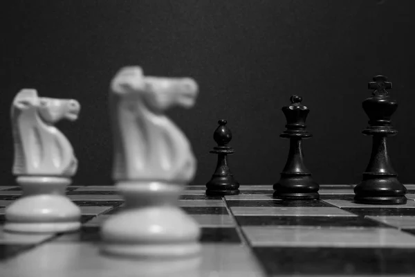 Шахи, сфотографовані на шаховій дошці — стокове фото