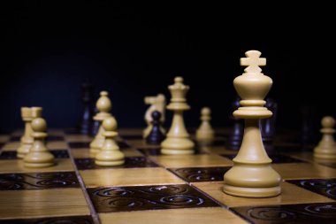 Satranç satranç tahtasında fotoğrafı