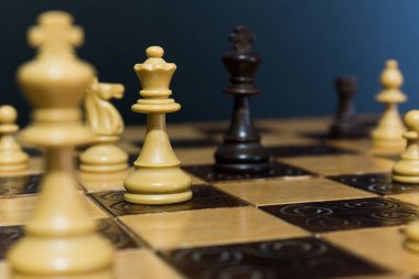 Satranç tahtasında fotoğraflanmış.