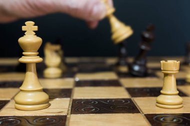 Satranç tahtasında fotoğraflanmış.