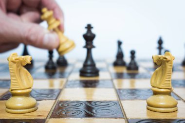 Satranç tahtasında fotoğraflanmış.