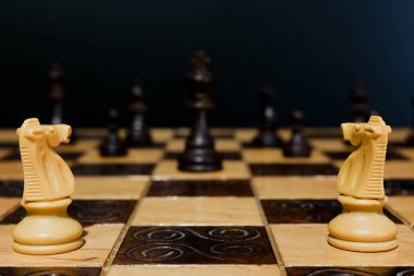 Satranç tahtasında fotoğraflanmış.