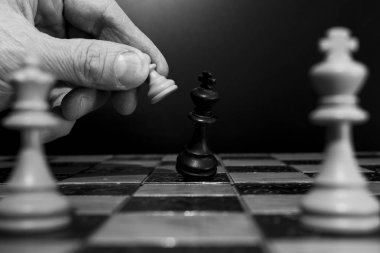 Satranç tahtasında fotoğraflanmış.