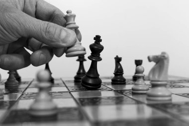 Satranç tahtasında fotoğraflanmış.