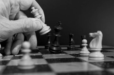 Satranç tahtasında fotoğraflanmış.