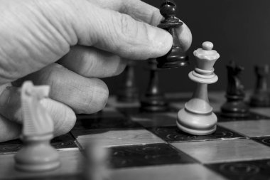 Satranç tahtasında fotoğraflanmış.