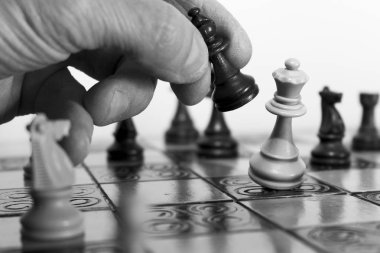 Satranç tahtasında fotoğraflanmış.