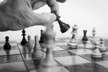 Satranç tahtasında fotoğraflanmış.