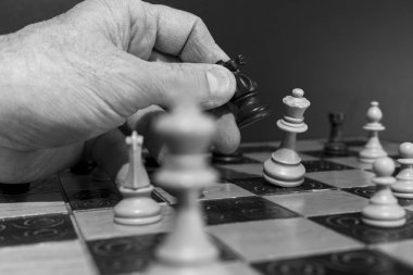 Satranç tahtasında fotoğraflanmış.