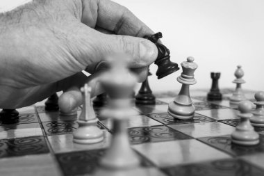 Satranç tahtasında fotoğraflanmış.