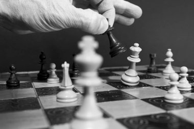 Satranç tahtasında fotoğraflanmış.