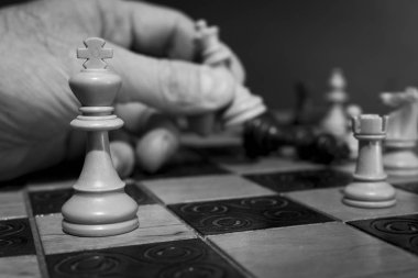 Satranç tahtasında fotoğraflanmış.