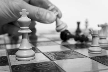 Satranç tahtasında fotoğraflanmış.