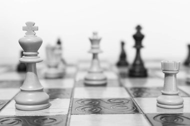 Satranç tahtasında fotoğraflanmış.