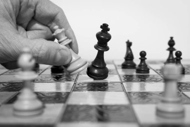 Satranç tahtasında fotoğraflanmış.