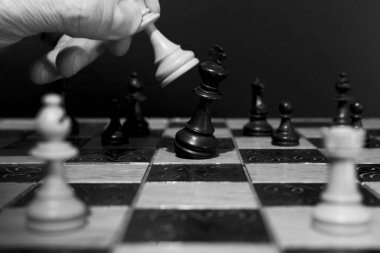 Satranç tahtasında fotoğraflanmış.