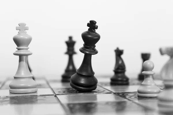 Satranç tahtasında fotoğraflanmış.