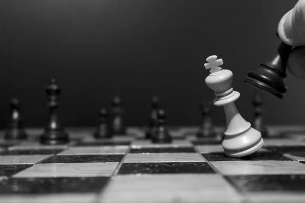 Satranç tahtasında fotoğraflanmış.