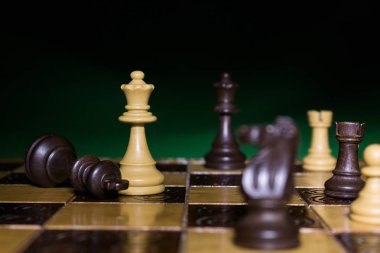 Satranç tahtasında fotoğraflanmış.