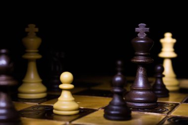 Satranç tahtasında fotoğraflanmış.