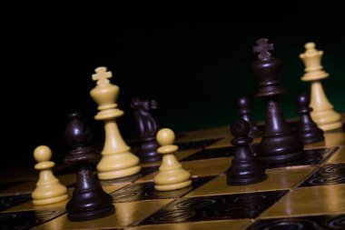 Satranç tahtasında fotoğraflanmış.