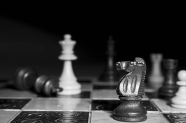 Satranç tahtasında fotoğraflanmış.