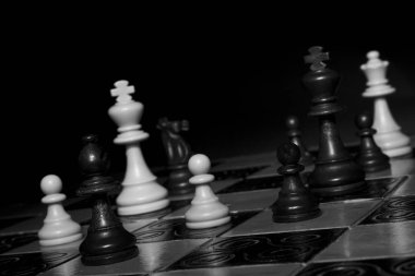 Satranç tahtasında fotoğraflanmış.