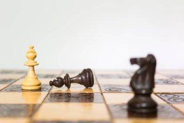 Satranç tahtasında fotoğraflanmış.