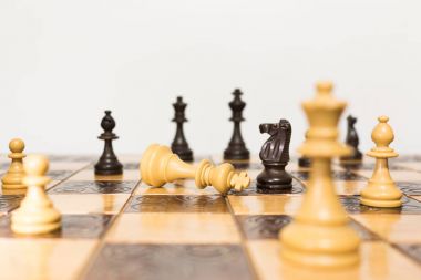 Satranç tahtasında fotoğraflanmış.