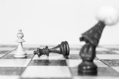 Satranç tahtasında fotoğraflanmış.